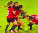 Hace mucho tiempo que no se veía una pelea así en el fútbol femenino: la reacción de la árbitra ya es viral