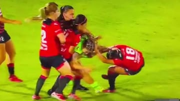 Hace mucho tiempo que no se veía una pelea así en el fútbol femenino: la reacción de la árbitra ya es viral