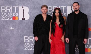 Sonny Fodera, Jazzy Y D.O.D posa en la alfombra de los Brit Awards 2025.