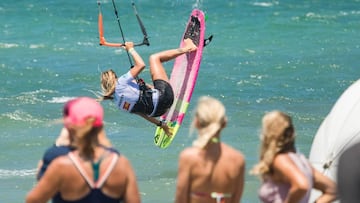 Carla Herrera Oria practicando kitesurf en Brasil, en la última parada de la GKA en su modalidad de 'strapless'.
