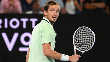 El tenista ruso Daniil Medvedev reacciona durante su partido ante Rafa Nadal en la final del Open de Australia 2022.