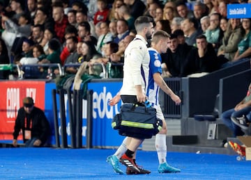 Pol Lozano se retira lesionado de Riazor en el San Tirso-Espanyol.