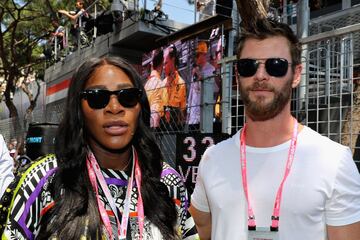 Serena Williams y el actor Chris Hemsworth disfrutan del GP de Mónaco.