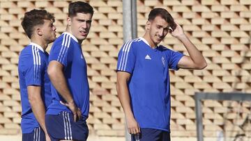 Baselga, tocándose la cabeza, junto a Chavarría y Larrazábal, en un entrenamiento de esta pretemporada en la Ciudad Deportiva.