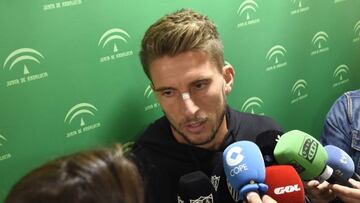Daniel Carriço atiende a la prensa durante una visita oficial.