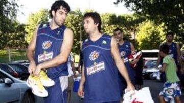 <b>GRAN MADRUGÓN. </b>Marc, Raúl López, Calderón, Ricky, Garbajosa, Navarro y Rudy, callados en el autobús que les desplazó al avión en Barajas. El sueño fue el gran protagonista.