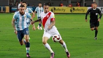 Paolo Guerrero durante el partido ante Argentina.