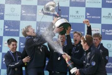 El equipo masculino de Oxford celebrando su victoria 