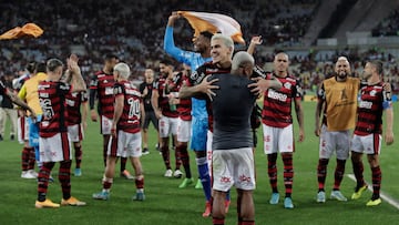 AMDEP6265. RÍO DE JANEIRO (BRASIL), 07/09/2022.- Jugadores de Flamengo celebran hoy, al final de un partido de las semifinales de la Copa Libertadores entre Flamengo y Vélez en el estadio Maracaná en Río de Janeiro (Brasil). EFE/Antonio Lacerda
