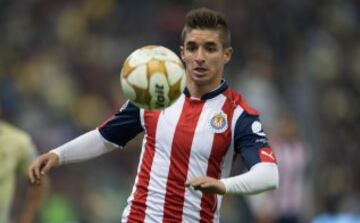 Probablemente el mejor jugador de Chivas en el anterior torneo. El jugar a perfil cambiado le da la posibilidad de enganchar al centro y mandar centros precisos para Pulido. 