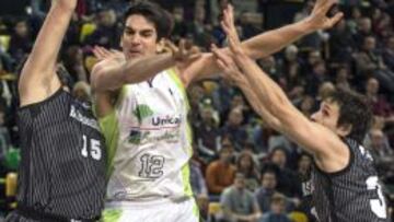 Carlos Suárez pasa ante la oposición de Mumbrú y Raúl López.