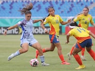 . SANTO DOMINGO (REPÚBLICA DOMINICANA), 22/10/2024.- Laura Acevedo (d) de Colombia disputa el balón con Ainoa Gómez (i) de España este martes, en un partido de la Copa Mundial Femenina sub-17 entre las selecciones de Colombia y España en el estadio Olímpico Félix Sánchez en Santo Domingo (República Dominicana). EFE/ Orlando Barría