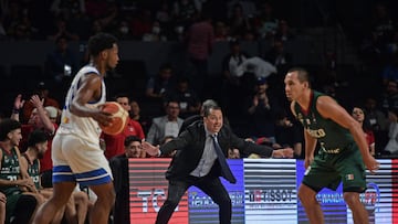 Omar Quintero, coach de la Selección Mexicana de Básquetbol, en el duelo frente a República Dominicana en las ventanas FIBA.