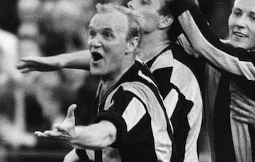 Debido al castigo sufrido contra Suecia de no utilizar jugadores profesionales, Skoglund solo jugó 11 partidos con los nórdicos. Participó en los Mundials de 1950 y 1958.