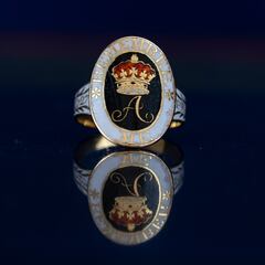 He bought a $20 ring at a thrift store—what he discovered later left experts speechless