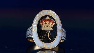 Hidden in a secondhand jewelry box was a royal mourning ring commissioned by King George IV—its real value is staggering.