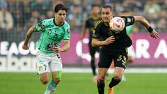 Los Angeles (United States), 05/06/2023.- Los Angeles FC Aaron Long and Club Leon forward Victor Davila (L) in action during the second half of a Scotiabank Concacaf Champions League (SCCL) match at BMO Stadium in Los Angeles, California, USA, 04 June 2023. (Liga de Campeones, Estados Unidos) EFE/EPA/ALISSON DINNER
