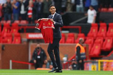 El defensa francés ha sido presentado antes del encuentro que ha disputado su nuevo club (Manchester United) frente al Leeds United Football Club. La afición le recibió calurosamente.