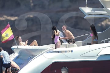 Theo Hernández y su novia Adriana Pozueco de vacaciones en Ibiza.
