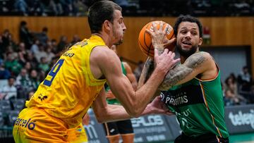 BADALONA (BARCELONA), 30/12/2024.- El jugador del Joventut Kaissius Robertson (d) pelea un balón con Nicolás Brussino, del Gran Canaria, durante el partido de la Liga Endesa de baloncesto que disputan este lunes en el Pabellón Olímpico de Badalona. EFE/Alejandro García