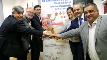 El alcalde de Laredo (tercero por la izquierda) y el presidente de la Federación Española (segundo por la derecha) firmaron el acuerdo de los nacionales de 2017.