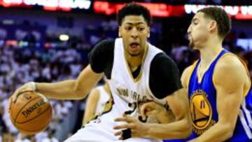 Anthony Davis, defendido por Klay Thompson, durante el cuarto partido.