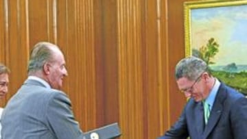 <b>APOYO DE LA CORONA. </b>Gallardón entrega el dossier al Rey, ante la infanta Pilar y Jaime Lissavetzky.