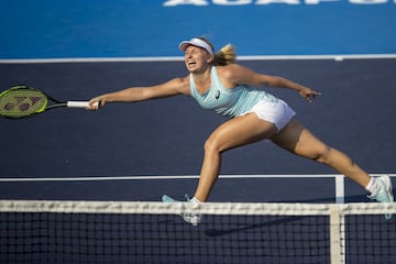 Daria Gavrilova se estira para alcanzar la pelota en la red