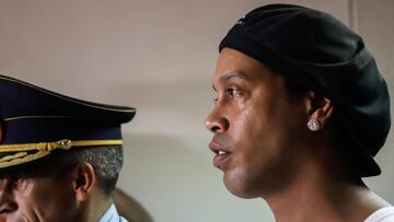 AME2041. ASUNCI&Oacute;N, 07/03/2020.-El exinternacional brasile&ntilde;o Ronaldinho G&aacute;ucho (d) y su hermano Roberto a su llegada este s&aacute;bado al Palacio de Justicia, para una nueva audiencia de imposici&oacute;n de medidas, tras ser detenido