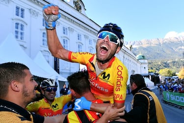 El murciano Alejandro Valverde, que en 2021 cumplió 41 años y todavía continúa en activo (y seguirá en 2022 con los colores del Movistar), luce más metales que ningún otro corredor en la competición de fondo de los Mundiales. Nada menos que siete medallas, aunque el oro se le resistió hasta la edición de 2018, en Innsburck (Austria), con 38. Inauguró el casillero en Hamilton 2003, con una plata a los 23 (venció Astarloa), y le sucedieron otra plata en Madrid 2005 (le batió Boonen), y cuatro bronces: Salzburgo 2006, Valkenburg 2012, Florencia 2013 y Ponferrada 2014.