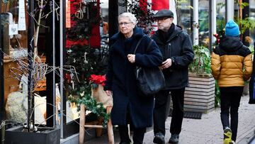 People do their Christmas shopping before the Dutch government&#039;s expected announcement of a &quot;strict&quot; Christmas lockdown to curb the spread of the Omicron coronavirus variant, in the city centre of Nijmegen, Netherlands December 18, 2021. RE