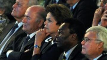 El expresidente de la CBF, Ricardo Teixeira, Pel&eacute;, la presidenta Dilma Roussef, el presidente de la FIFA, Joseph Blatter y el expresidente de la entidad, Joao Havelange, durante la ceremonia de elecci&oacute;n del Mundial de 2014.