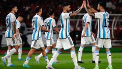 Jakarta (Indonesia), 19/06/2023.- Argentina players celebrate against Indonesia during the soccer friendly match between Indonesia and Argentina in Jakarta, Indonesia, 19 June 2023. (Futbol, Amistoso) EFE/EPA/ADI WEDA
