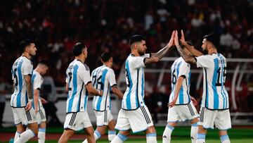 Jakarta (Indonesia), 19/06/2023.- Argentina players celebrate against Indonesia during the soccer friendly match between Indonesia and Argentina in Jakarta, Indonesia, 19 June 2023. (Futbol, Amistoso) EFE/EPA/ADI WEDA
