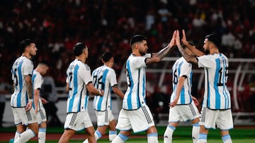 Jakarta (Indonesia), 19/06/2023.- Argentina players celebrate against Indonesia during the soccer friendly match between Indonesia and Argentina in Jakarta, Indonesia, 19 June 2023. (Futbol, Amistoso) EFE/EPA/ADI WEDA
