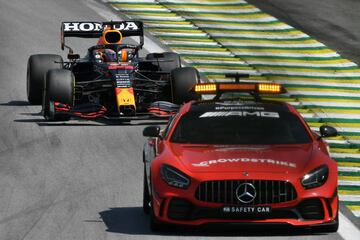 Max Verstappen detrás del Safety Car. 