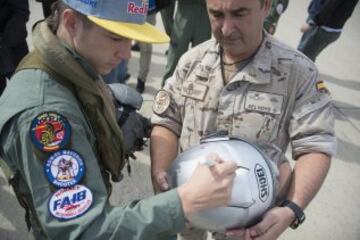 El piloto de Suzuki Maverick Viñales  ha pilotado el avión de combate F-18 de la Base Aérea de Zaragoza, con el que ha pasado del asfalto del circuito de MotorLand, donde competirá el próximo domingo en MotoGP, al cielo de Aragón. Viñales, cuyo nombre, Maverick, se debe al fervor que sentía su padre, Ángel, por el protagonista de la película "Top Gun" que protagonizaba Tom Cruise, y en el que interpretaba el papel de un piloto de combate, ha logrado hoy hacer realidad otra de sus pasiones al subirse a un caza del ejército español.