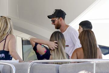 La familia Messi-Roccuzzo disfruta de unas id¨ªlicas vacaciones a bordo de un c¨®modo barco por las costas de las Islas Pitiusas.