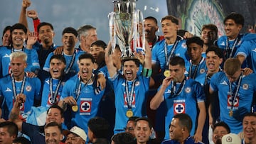 Soccer Football - CONCACAF Champions Cup - Final - Cruz Azul v Vancouver Whitecaps - Estadio Olimpico Mexico 1968, Mexico City, Mexico - June 1, 2025 Cruz Azul's Ignacio Rivero lifts the trophy with teammates after winning the CONCACAF Champions Cup REUTERS/Henry Romero