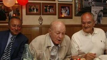 <b>'ALFREDO, EL MEJOR ERES TÚ'. </b>Así estaba escrito en la tarta que sopló el maestro con el escudo blanco.