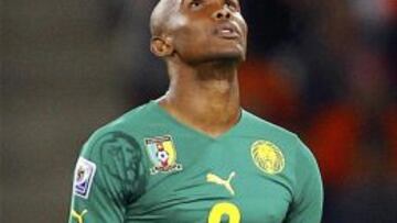 Samuel Eto'o con la elástica de Camerún.