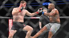 Daniel Cormier y Stipe Miocic intercambian golpes durante su primer combate.