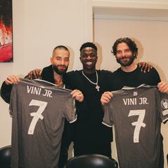 Vinicius Jr. recibe la visita de Maluma y Bradley Cooper: “Muy tranquilo”