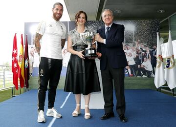 Sergio Ramos, la presidenta de la Comunidad de Madrid Isabel Díaz Ayuso y el presidente del Real Madrid Florentino Pérez. 