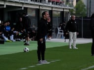 Antxón Muneta, dando instrucciones a sus jugadores, en el duelo ante el Castellón.