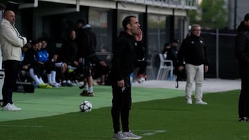 Antxón Muneta, dando instrucciones a sus jugadores, en el duelo ante el Castellón.