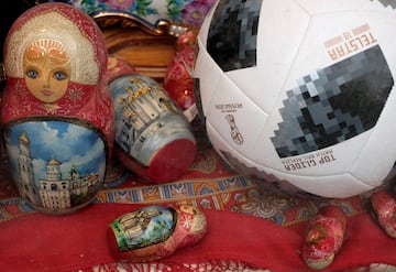 Una réplica del balón oficial del Mundial 2018 junto con varias Matrioshkas (muñecas rusas) en una tienda en Moscú.
