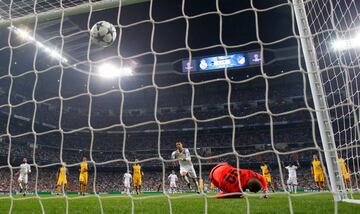 Soccer Football - Champions League - Real Madrid vs Apoel Nicosia - Santiago Bernabeu Stadium, Madrid, Spain - September 13, 2017   Real Madrid’s Cristiano Ronaldo runs to collect the ball afer scoring their second goal from a penalty    