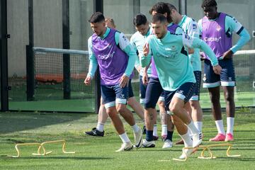 Guido Rodríguez y Pablo Fornals (i), durante el entrenamiento del Betis