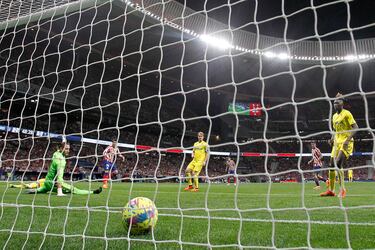 3-0. Mario Hermoso asiste a Álvaro Morata, que se encuentra solo en el área, controla y cruza el balón con un tiro raso al palo largo de Ledesma.